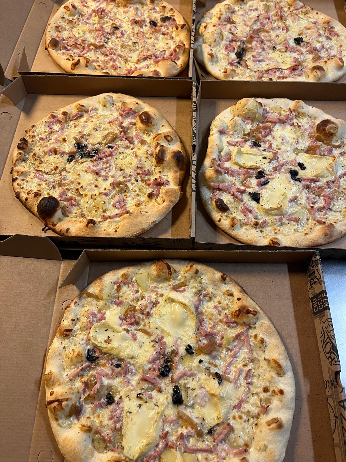 Pizzas jambon, camembert et oignons confits