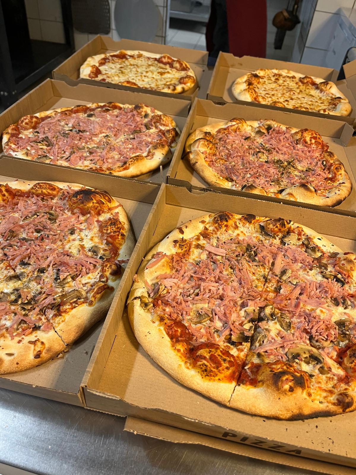 Pizzas reine et marguerite sorties du four